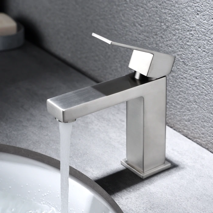 Bari Linear | Single Hole Bathroom Faucet